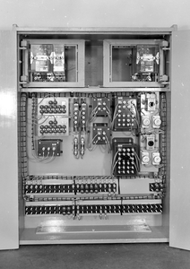 837850 Afbeelding van een relaiskast.N.B. De foto maakt deel uit van een serie foto's met technische installaties van ...